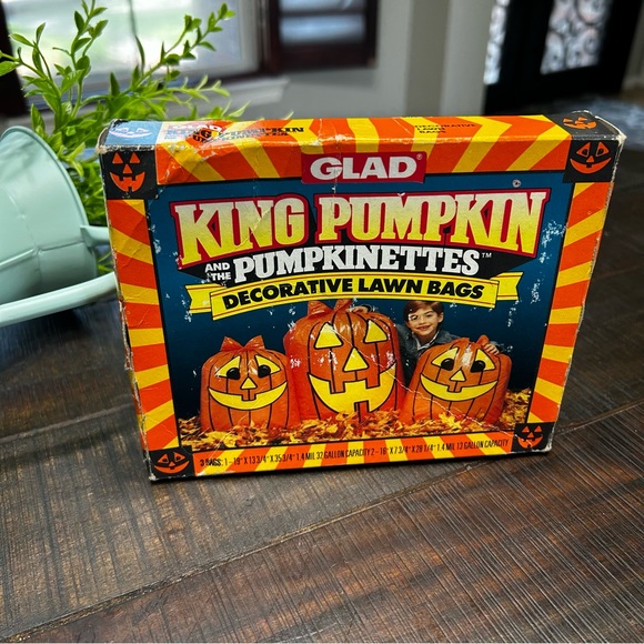 Vintage GLAD King Pumpkin Decorative Lawn Bags - Picture 2 of 5